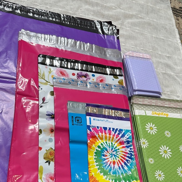 100 Piece Bundle of Poly Mailers & Bubble Mailers Assorted Sizes & Colors NWOT - Picture 2 of 12